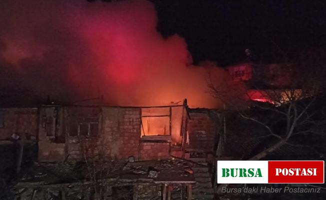 3 katlı ahşap ev alevlere teslim oldu