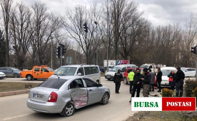 3 otomobil kavşakta çarpıştı: 1 yaralı