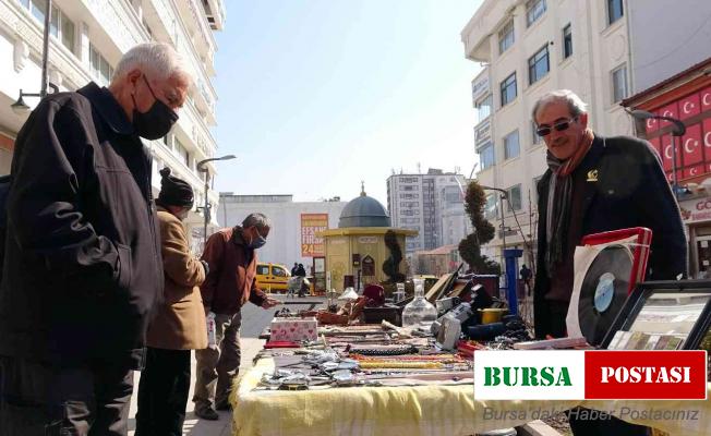 30 yıldır biriktirdiği antika ve otantik eşyalar insanları geçmişe götürüyor