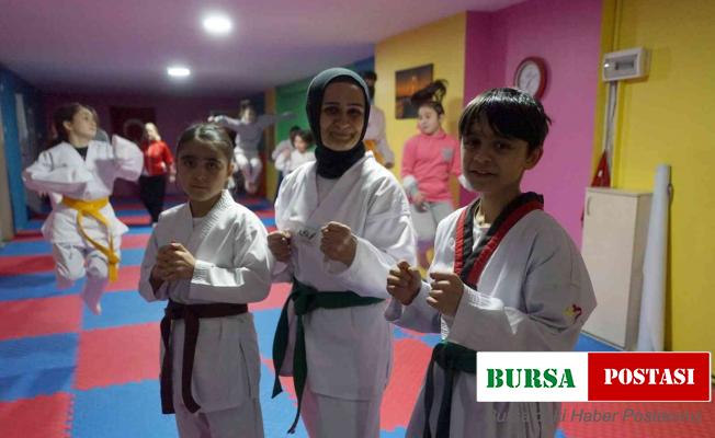 48 yaşında tekvandoya başladı, 2 çocuğuyla antrenman yapıyor