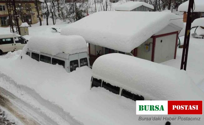 500 rakımlı köyde araçlar kar altında kaldı