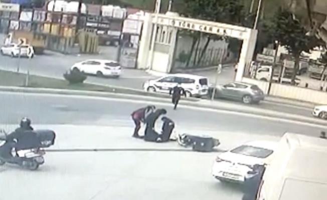 Kağıthane’de polisten kaçan torbacı motosikletli kuryenin tekmesiyle yakalandı