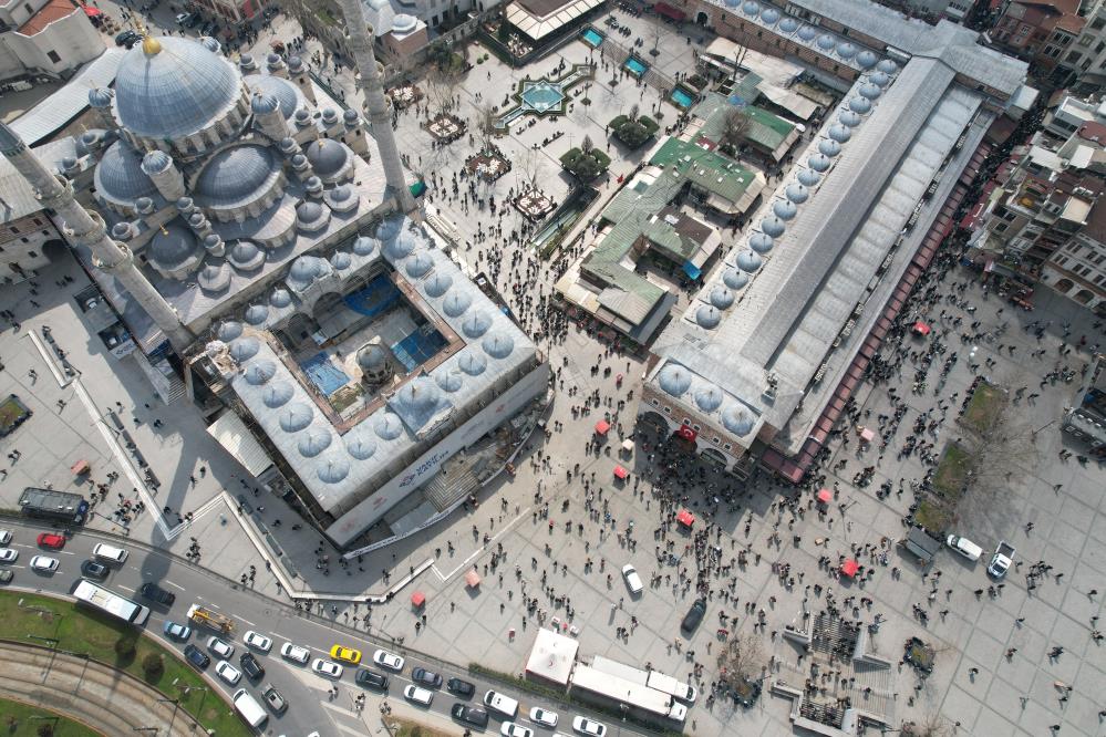Eminönü’nde Ramazan yoğunluğu havadan görüntülendi