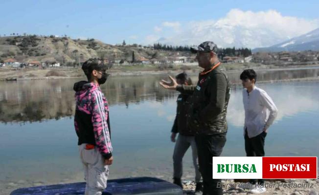 Adrenalin olsun diye şişme yatakla baraj gölüne girdiler