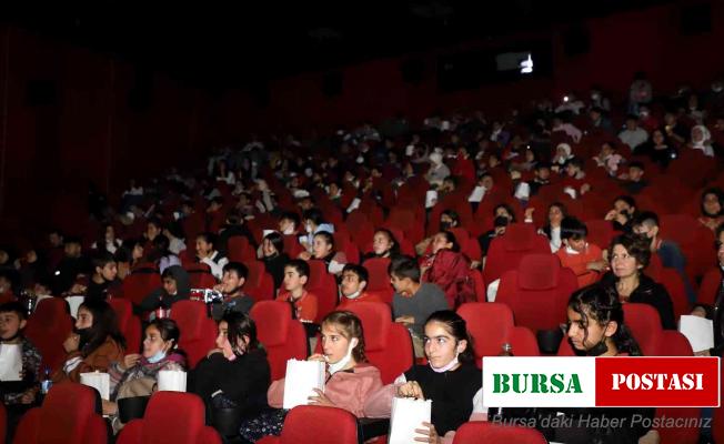 Akdeniz Belediyesi, öğrencilere sinema keyfi yaşattı