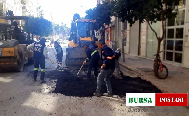 Akdeniz’de yol, asfalt ve kaldırım yenileme çalışmaları sürüyor