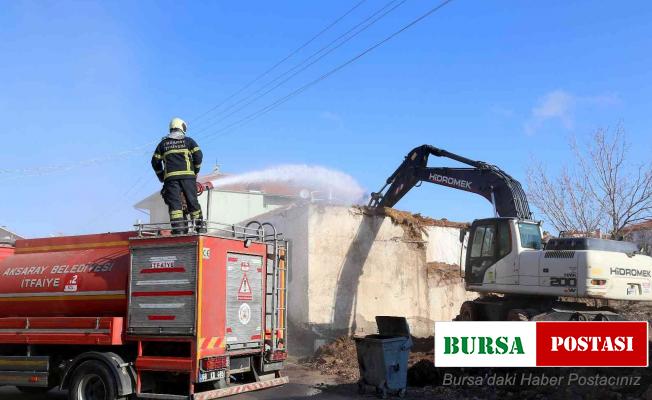 Aksaray Belediyesi metruk binaları yıkıyor