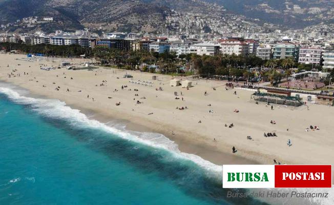 Alanya’da güneşli havayı fırsat bilenler plaja akın etti