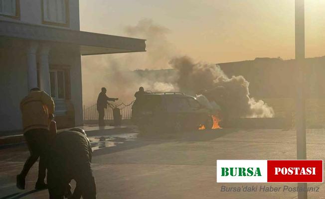 Alev alev yanan araca canları pahasına müdahale ettiler