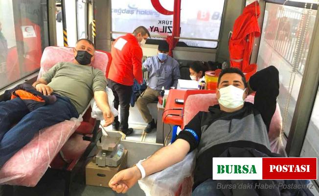 Alev savaşçıları kan bağışladı