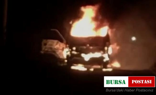 Alev topuna dönen kamyonetten geriye demir yığınları kaldı