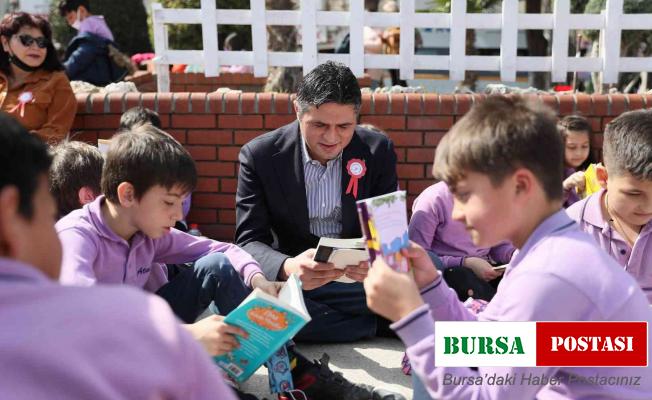 Aliağa’da ilçe protokolü öğrencilerle birlikte kitap okudu