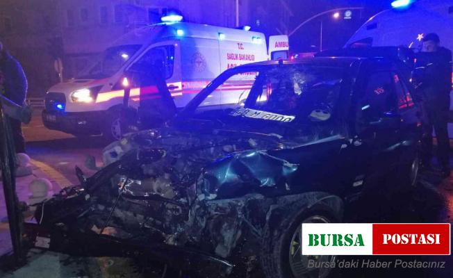 Alkollü sürücü belediye otobüsüne çarptı: 2 yaralı