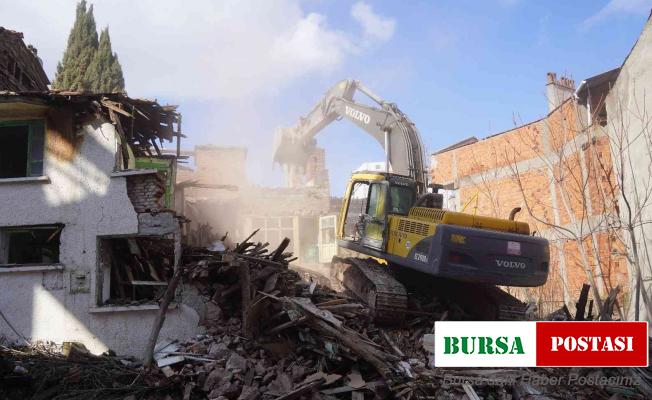 Altıeylül’de metruk yapılar yıkılıyor