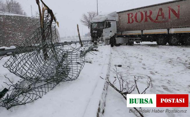 Amasya’da karlı yolda tır kontrolden çıktı, uzun araç kuyruğu oluştu