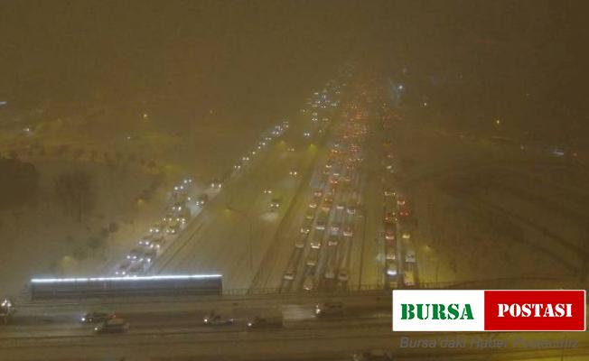 Anadolu Yakası’nda E-5’te mahsur kalan araçlar havadan görüntülendi