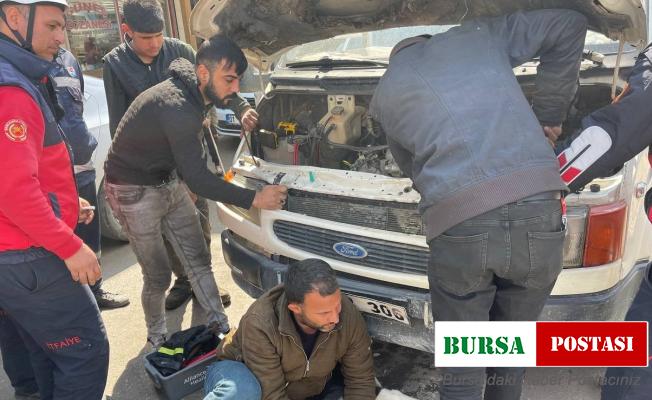 Aracın çarptığı köpeğin ayakları motora sıkıştı