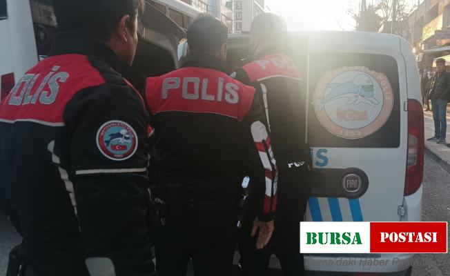 Araçların önüne atlayan alkollü şahsa polis müdahale etti