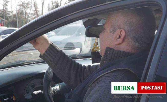 Araçlarındaki cam filmlerini elleriyle söktüler