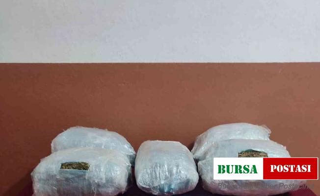 Araçtan kilolarca uyuşturucu atan 3 şahıslar gözaltına alındı