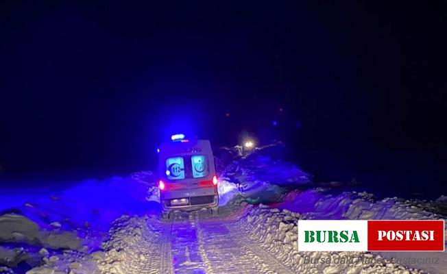 Ardahan’da kardan mahsur kalan 3 hasta 4 saatlik çalışmayla hastaneye ulaştırıldı
