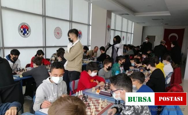 Ataları için satrançta kafa yordular