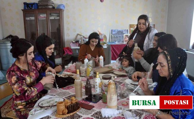 Atık malzemeler hediyelik eşyaya dönüşüyor
