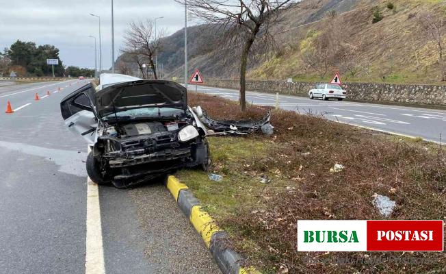 Aydınlatma direğine çarpan otomobil kağıt gibi ikiye katlandı