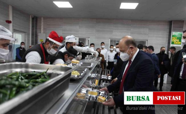 Bakan Bilgin işçilerle yemek sırasına girdi