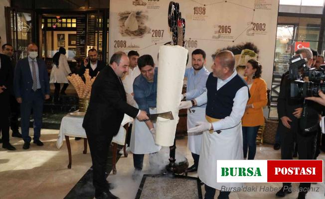 Bakan Varank, Maraş dondurmasını satırla kesti