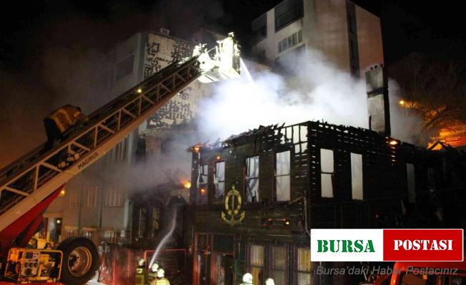 Bandırma’da iki katlı tarihi bina kül oldu