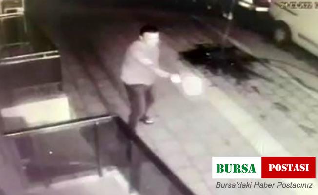 Barın önündeki dehşet anları kameraya yansıdı