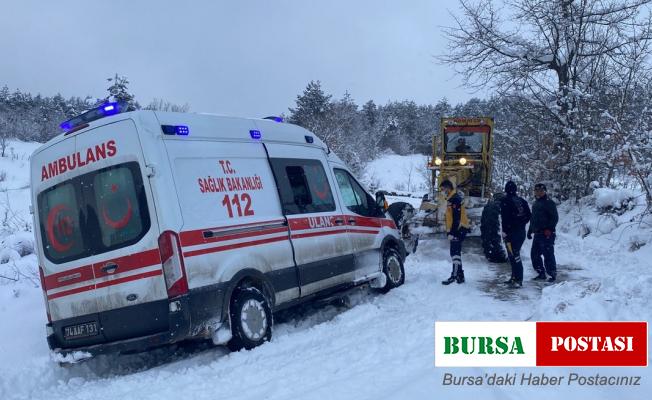 Bartın’da kara saplanan ambulansı karla mücadele ekipleri kurtardı