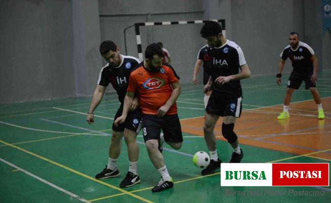 Basın çalışanları futsal ile stres atıyor