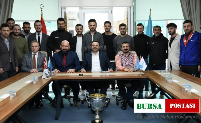 Başiskele Belediyespor şampiyonluk kupasını Başkan Özlü’ye getirdi