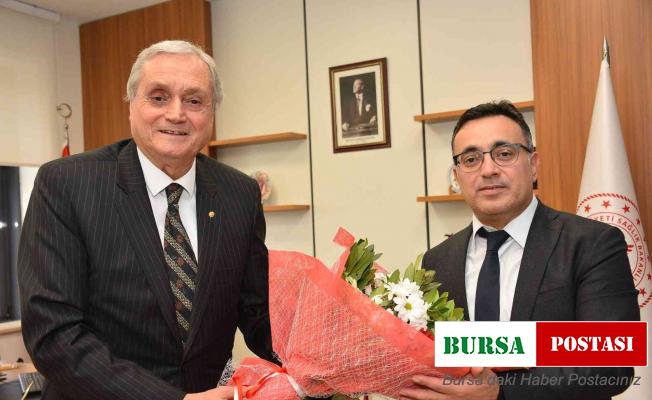 Başkan Bakkalcıoğlu’ndan sağlık çalışanlarına çiçekli kutlama