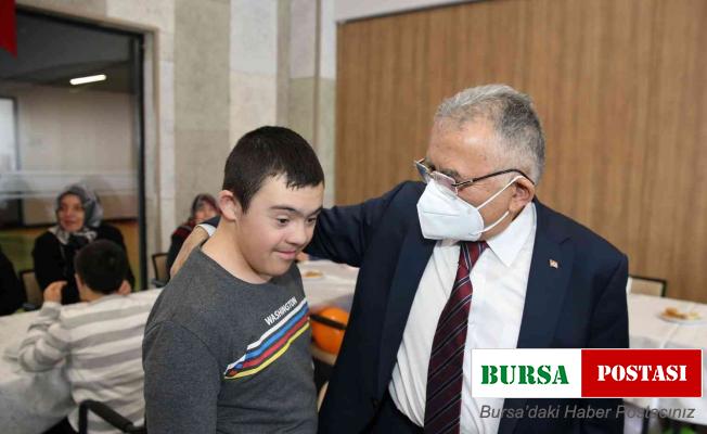 Başkan Büyükkılıç, down sendromlu minikler ile buluştu