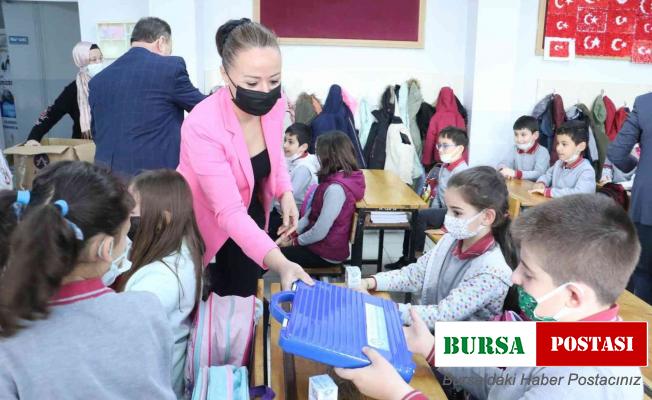 Başkan Ergün’ün hediyeleri minikleri sevindirdi