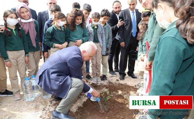 Başkan Gültak, ‘Her Çocuk Bir Fidan’ etkinliğinde çocuklarla birlikte fidan dikti