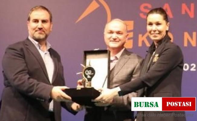 Başkan Özlü yılın en iyi dijital içerik ödülünü aldı