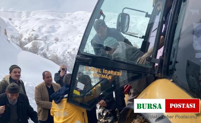 Batman’da 76 yaşındaki hasta kepçe yardımıyla ambulansa ulaştırıldı