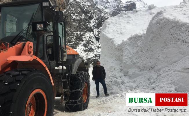 Batman’da köy yoluna düşen çığ, 12 saatlik çalışmayla temizlendi