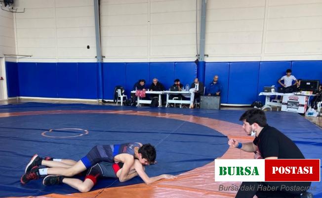 Bayraklılı güreşçiler turnuvaya damga vurdu