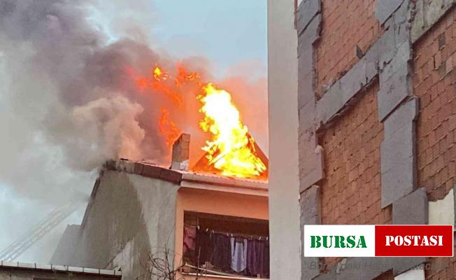 Bayrampaşa’da 4 katlı binanın çatısı alev alev yandı