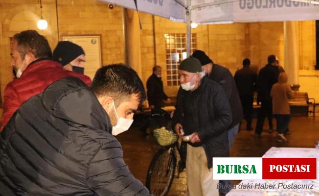 Berat Gecesinde vatandaşlara ikram