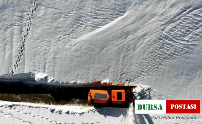 Beyaz örtüyle kaplı Nemrut Dağı’nın yolu açılıyor