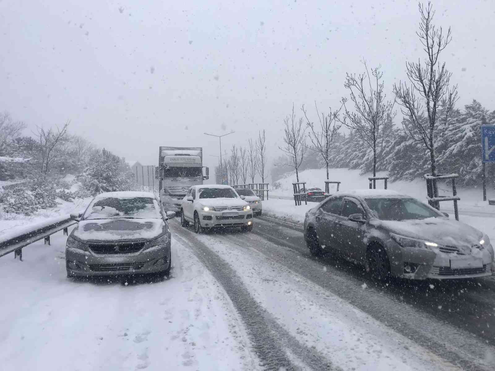 Beykoz’da ağır kar yağışıyla araçlar yolda kaldı, şoförler sıkıntı anlar yaşadı