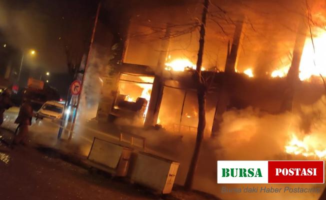 Beylikdüzü’nde ikinci el eşya satan iş yeri alev alev yandı