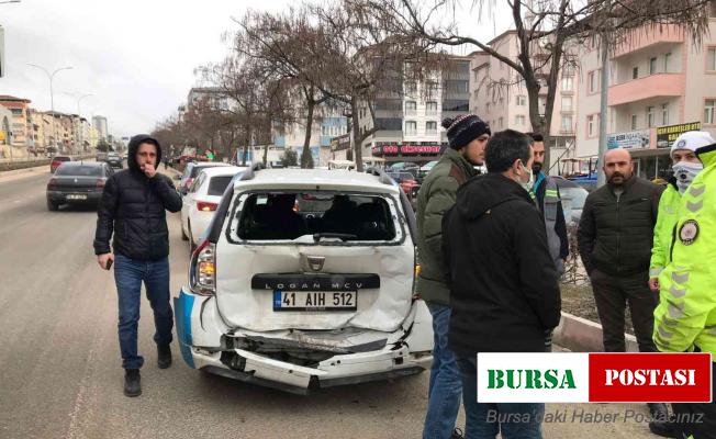 Bilecik’te fabrika servis minibüsü otomobile arkadan çarptı, 4 kişi yaralandı
