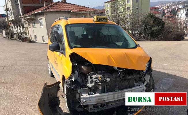 Bilecik’te ticari taksi ile otomobil çarpıştı 1 kişi yaralandı